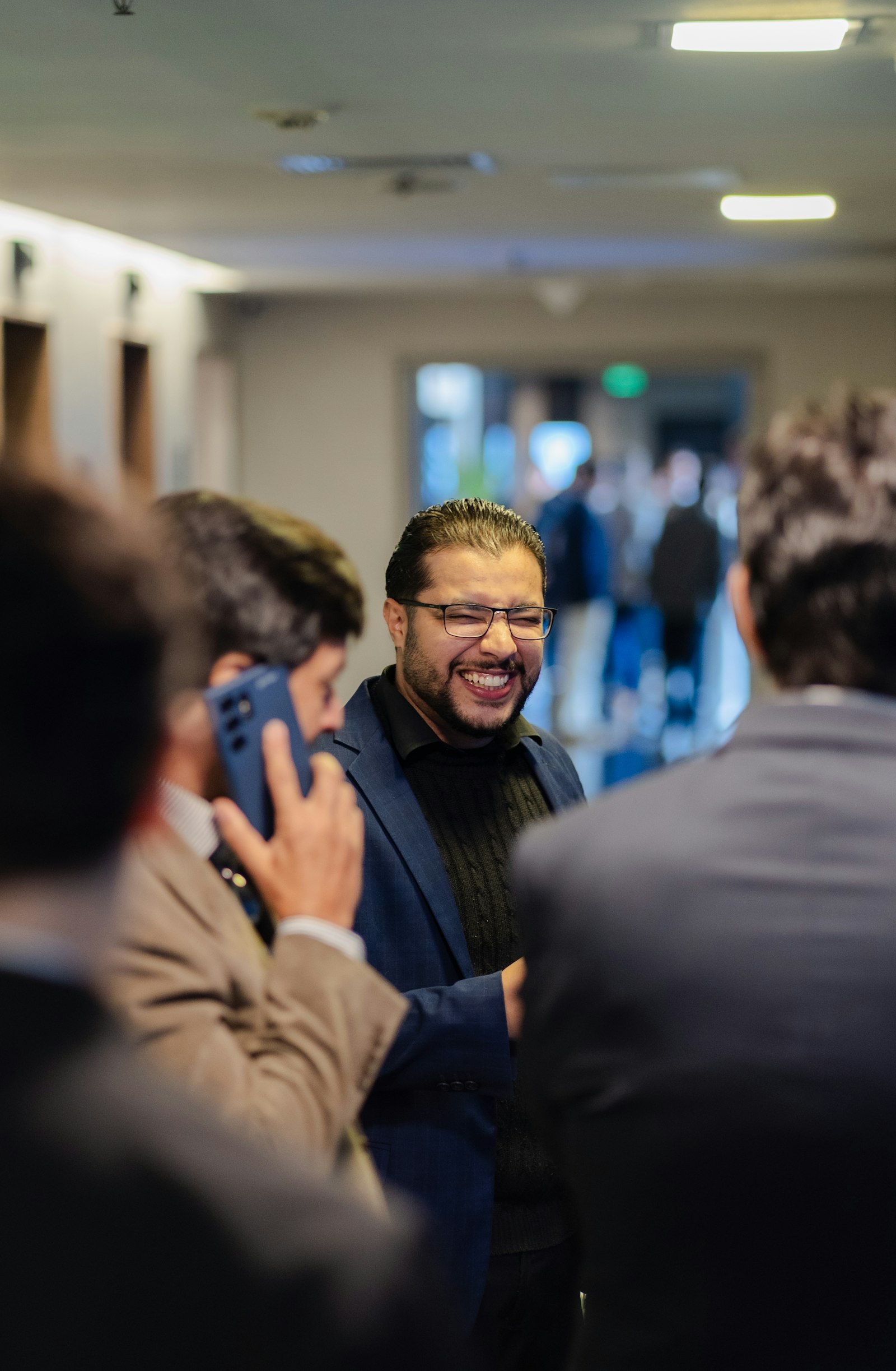 Échanges entre invités pendant le cocktail